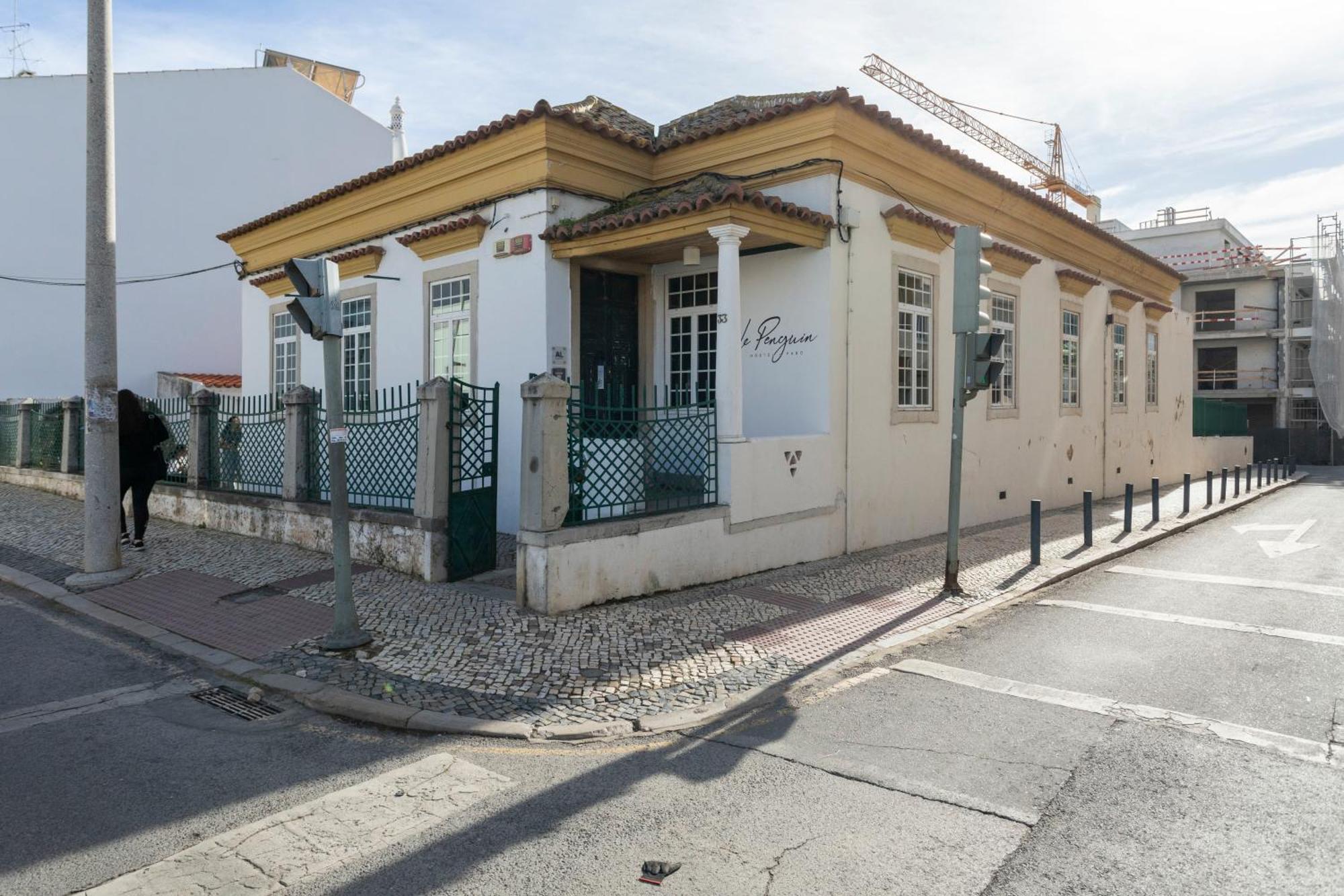 Le Penguin Hostel Фару Экстерьер фото
