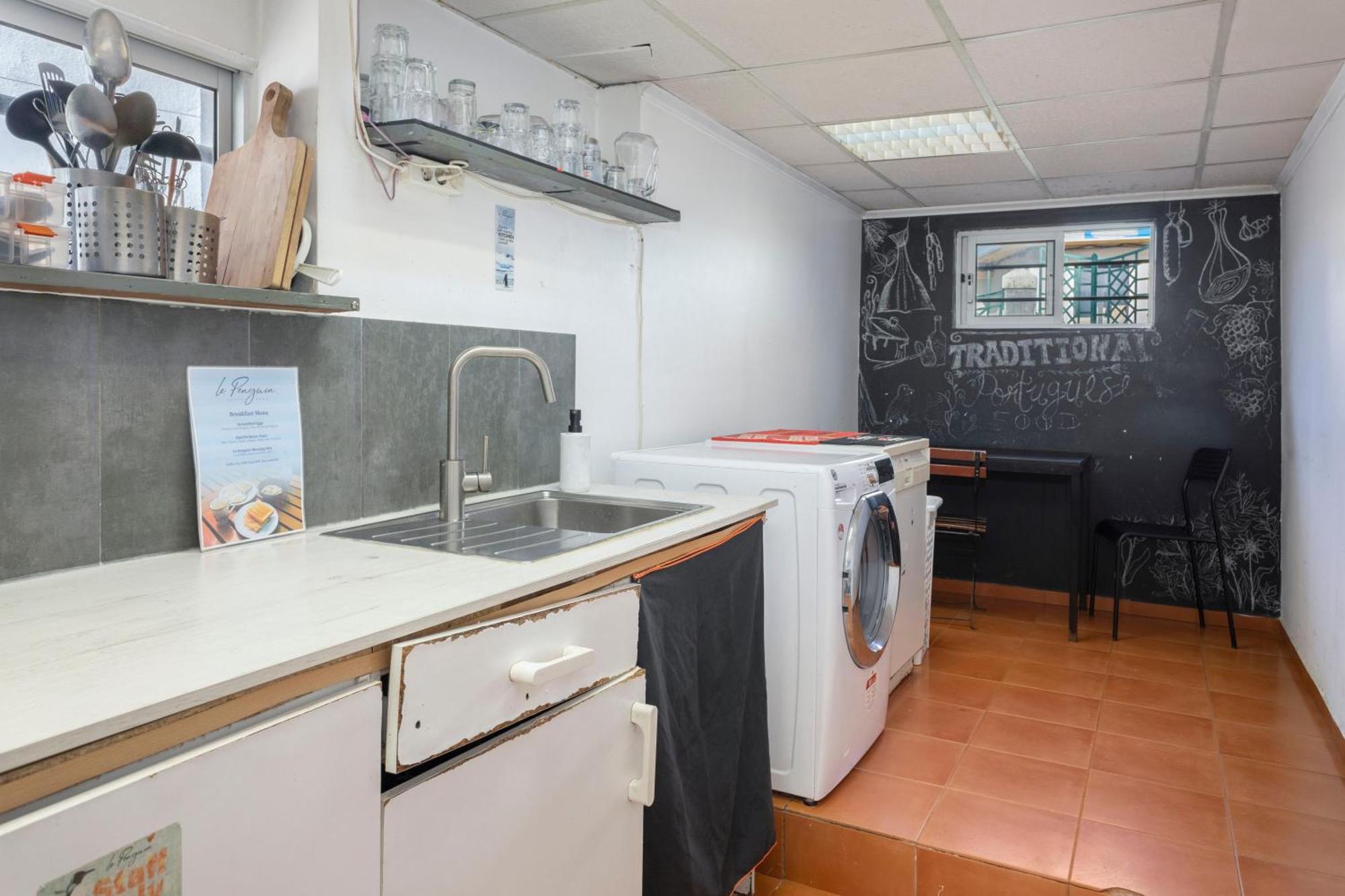 Le Penguin Hostel Фару Экстерьер фото