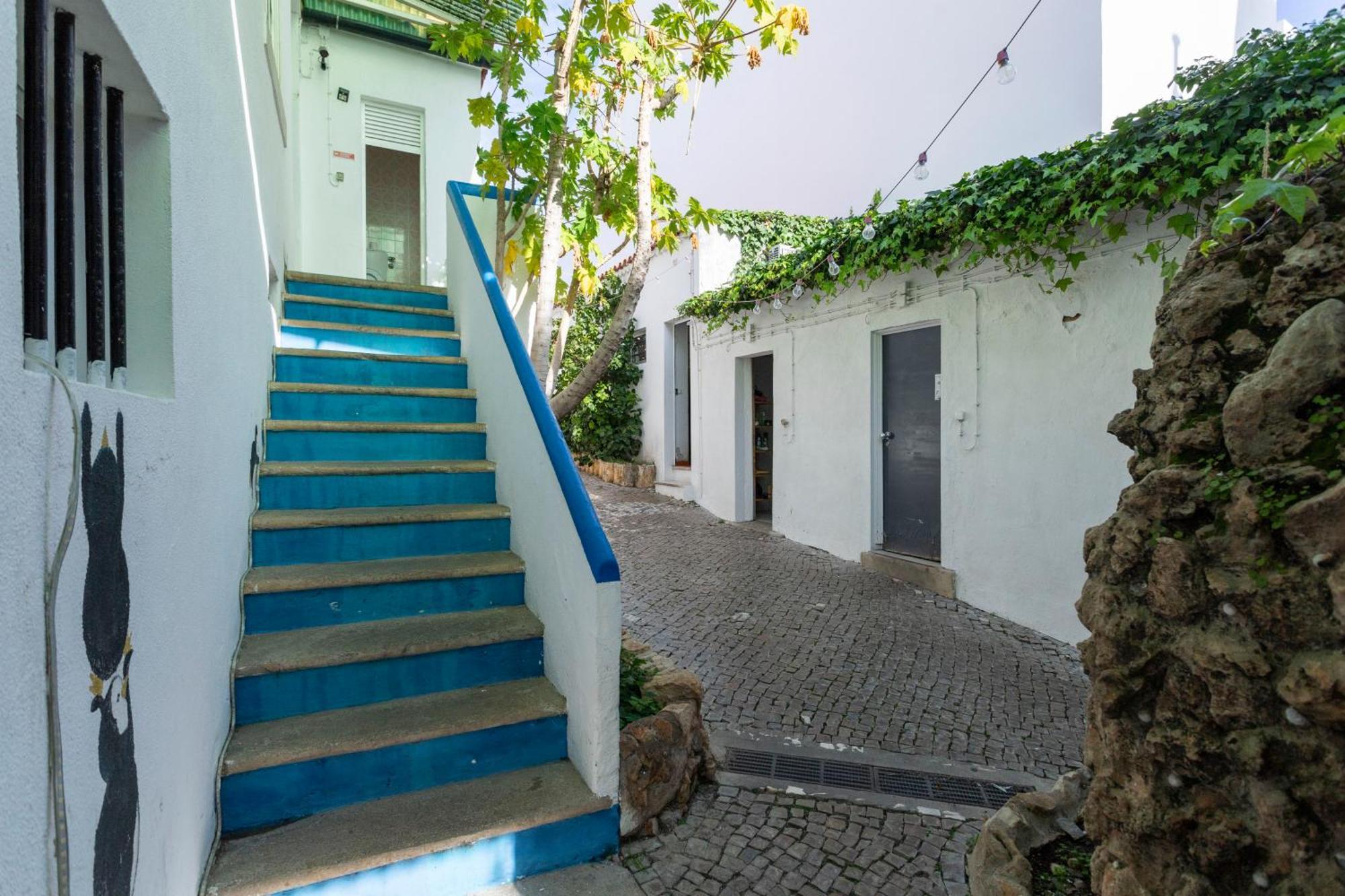 Le Penguin Hostel Фару Экстерьер фото